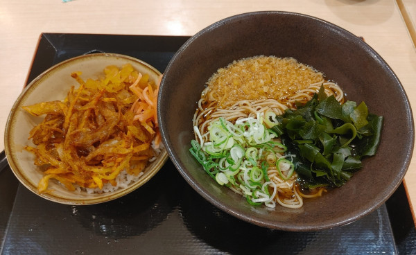「ミニかき揚げ丼セット、三陸わかめ」@ゆで太郎 新越谷駅前店の写真
