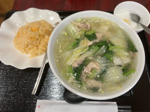 「鶏肉ラーメン＋半チャーハン　780円」@中国料理 麗華園の写真
