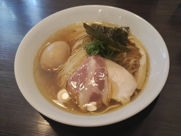 「白醤油らぁめん（味玉）」@麺屋 いちょうの写真