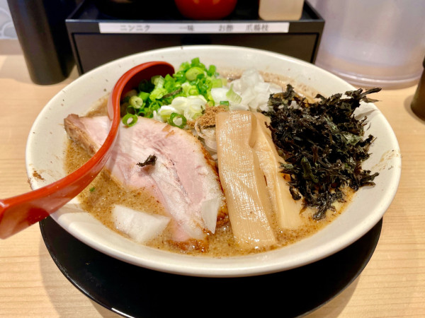 「濃厚煮干し味噌ラーメン＋平日サービス半ライス」@味噌麺処 花道庵 川崎平間店の写真