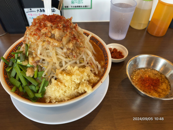 「辛ラーメン 裏ボタン韮」@顎で喰らえ ラウンドワン草加店の写真