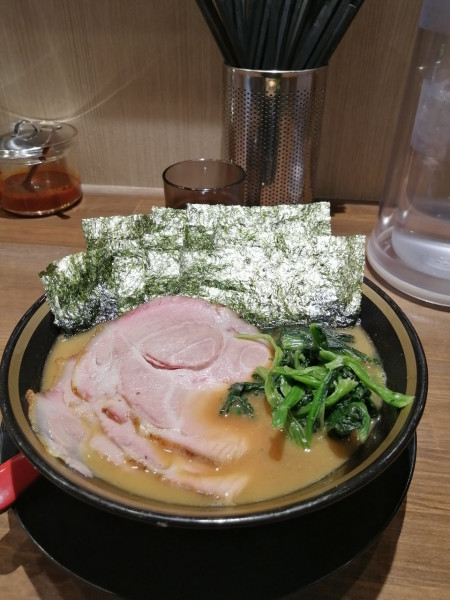 「ラーメン（海苔・チャーシュー2枚）」@王道家直伝 心道家の写真