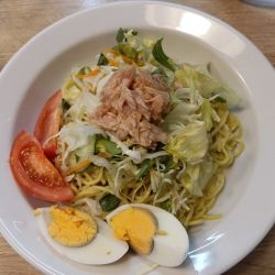 【夏限定】冷やしサラダ麺（¥950）