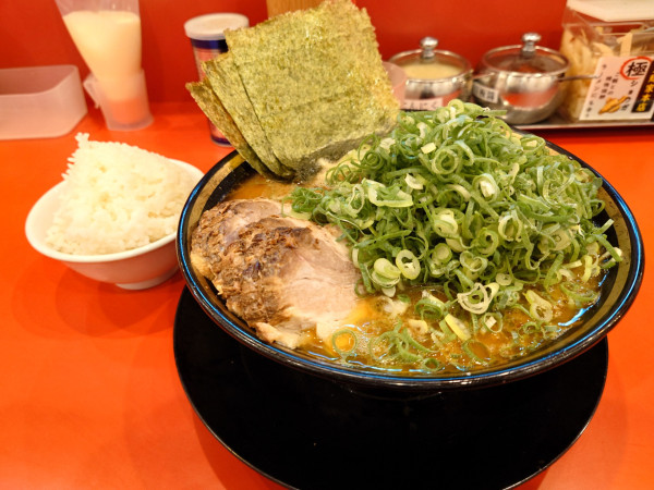 「九条ネギラーメン中 煮豚×2 硬め濃いめ多め ライス×4」@横浜家系ラーメン 大輝家の写真