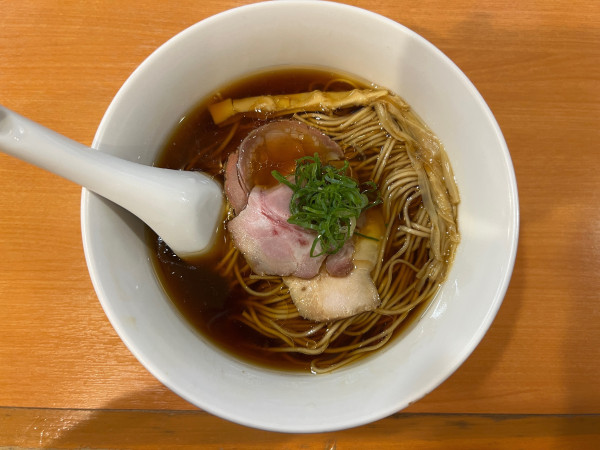 「醤油ラーメン@800」@らぁ麺 はやし田 新宿本店の写真