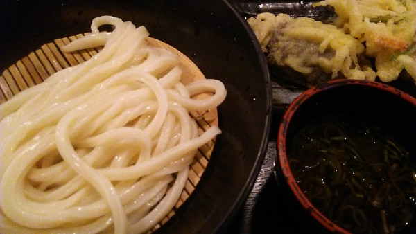 「ざる（小）＋なす＋野菜のかき揚げ」@讃岐うどん大使 水道橋麺通団の写真