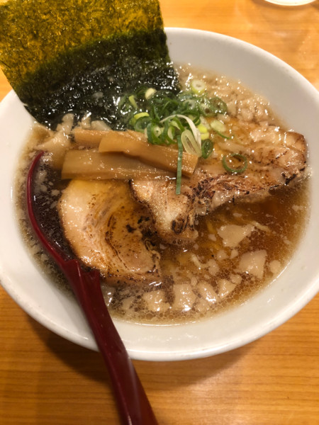 「昔ながらの中華そば、チャーシュー、背脂」@麺処 麺彩の写真