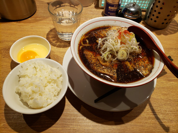 「東京ブラックラーメン生卵ライス」@R+の写真