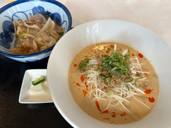 「【限定】冷製ピリ辛冷やし担々麺900円+やき肉丼250円」@やまむろラーメンの写真