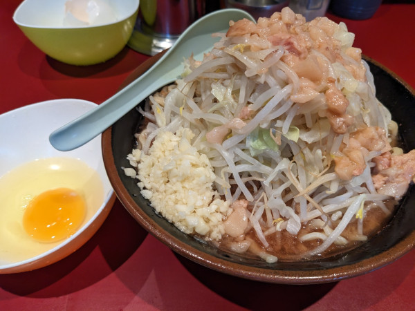「ラーメン（麺少なめ）＋生卵」@ラーメン二郎 荻窪店の写真