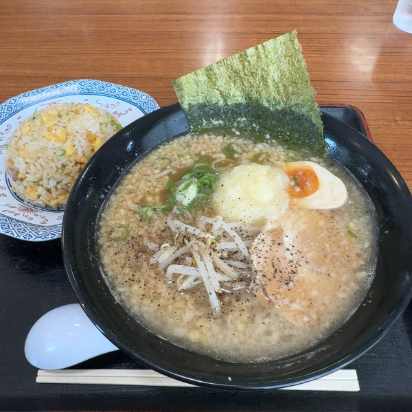 「にんたま醤油ラーメンチャーハンセット」@にんたまラーメン ゆにろーず 日立十王店の写真