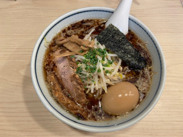 「醤油らーめん（中盛）＋味玉」@らーめん はな火屋の写真