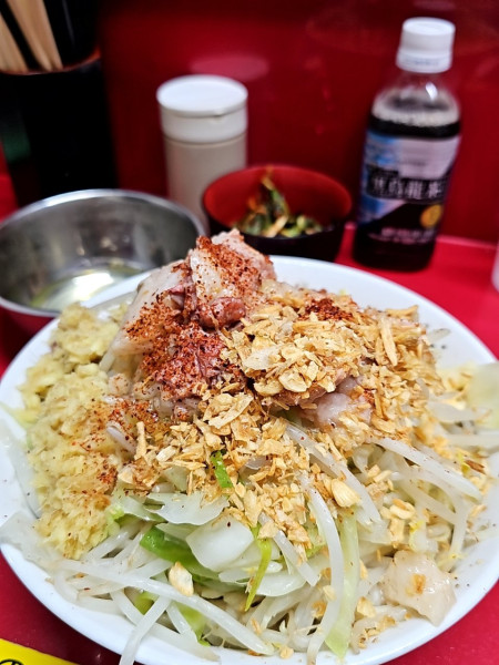 「塩 汁なし(全マシ)＋ニラキムチ」@ラーメン二郎 越谷店の写真