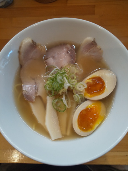 「手もみらーめん（ノーマル・味玉付き）」@あさりスープの手もみラーメン ちゃいなぽーと 焼山店の写真