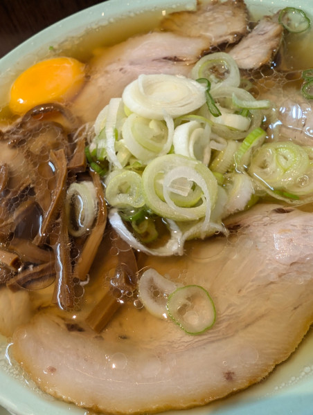 「月見中華そば」@新橋ニューともちんラーメン 川崎駅前店の写真