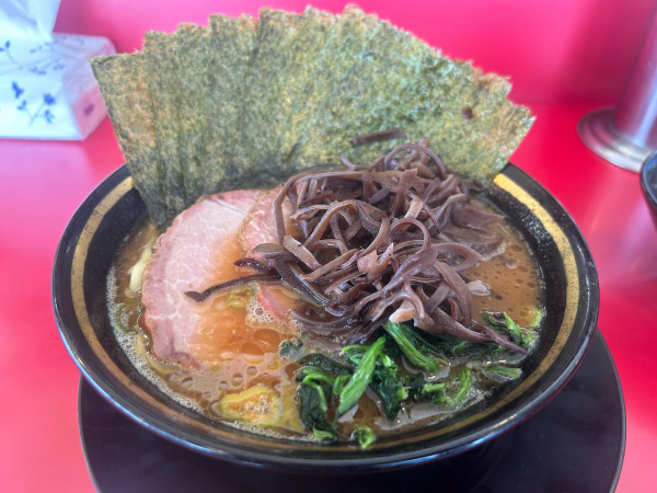 「チャーシューメン　のり　キクラゲ　カタコイオオ」@家系ラーメン 熊田家の写真