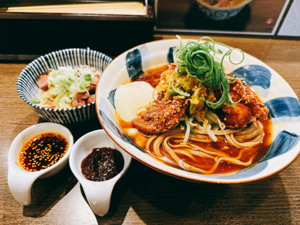 「油淋鶏オンザ辛い冷やしらーめん」@らーめん楓の写真