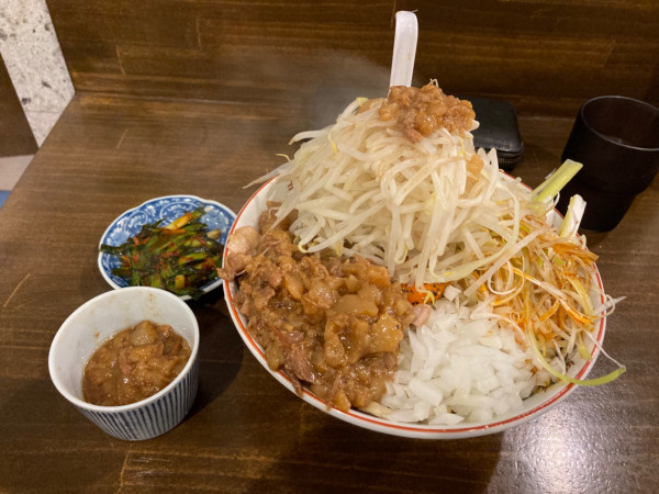 「汁なし+麺増し+ニラキムチ1310円」@男気らーめんアカギ 新田木崎店の写真