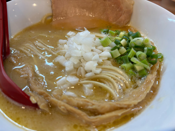 「鶏白湯(醤油)＋玉ねぎ」@麺堂 稲葉の写真