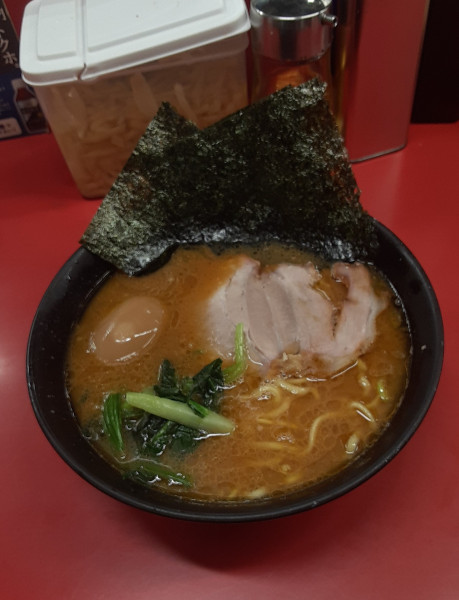 「ラーメン並+味玉」@ラーメン杉田家の写真