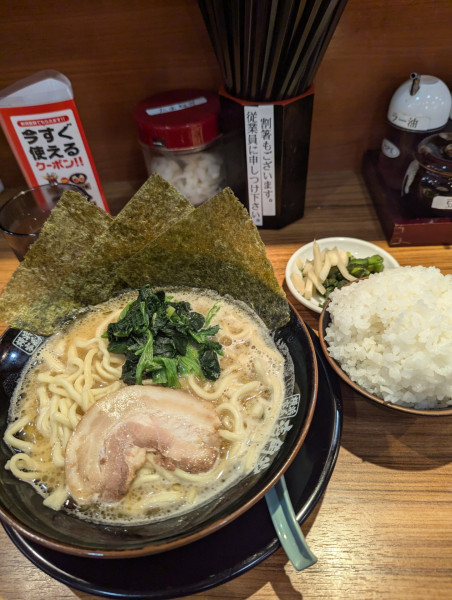 「ラーメン+ライス(無料)」@横浜家系ラーメン 壱角家 蒲田店の写真