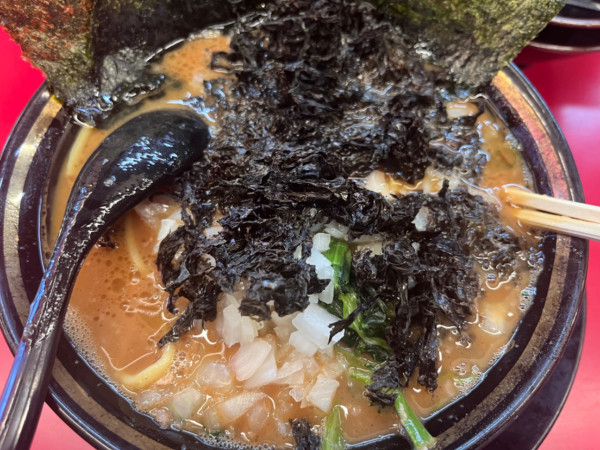 「ラーメン900円＋岩のり200円＋玉ネギ100円」@柏 王道家の写真