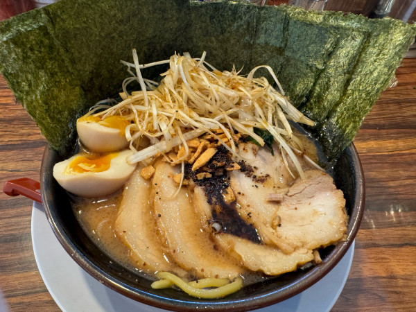 「黒マー油＋トッピングで、海苔・焼豚・味ネギ」@清六家 守谷駅前店の写真