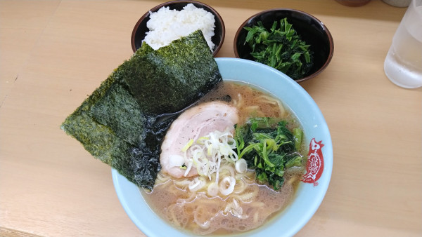「ラーメン並＋ほうれんそう＋半ライス」@横浜ラーメン 町田家 新宿南口店の写真