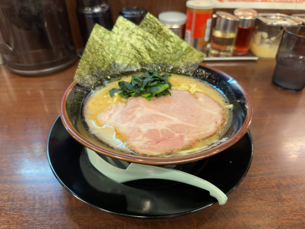 「醤油ラーメン」@横浜家系ラーメン 丸岡商店 東新町店の写真