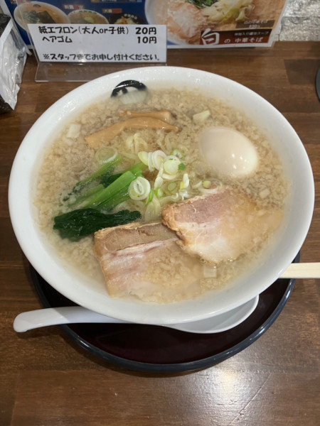 「白の中華そば　ラーパス　味玉」@伊藤商店 玉村店の写真