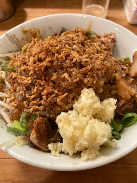 「スパイス汁なし（250g）¥900、缶ビール¥300」@らーめんやまちゃんの写真