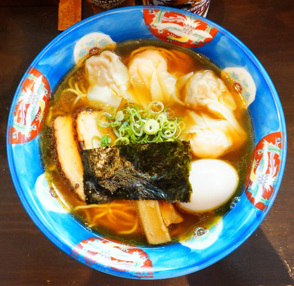 「特製ワンタン麺（各2ケ入・ミックス）＋味玉＋ビール」@支那そば かつみの写真