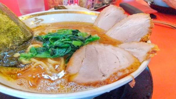 「#煮豚チャーシューメン #味濃いめ #麺硬め #1100円 #ラ」@家系ラーメン 裏大輝家 青物横丁店の写真