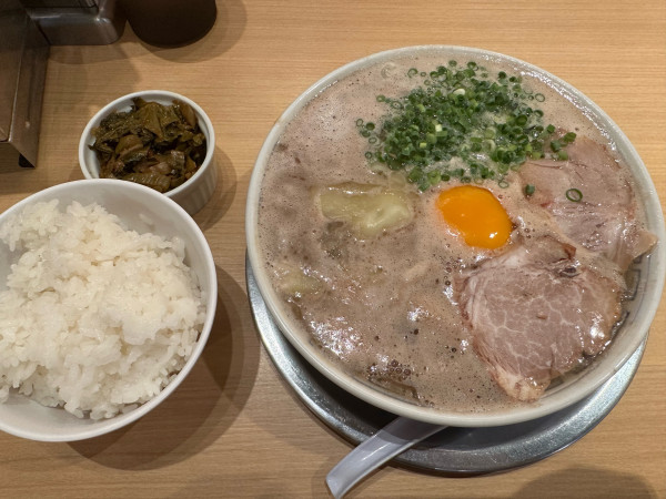 「月見ワンタンメン+ライス+辛子高菜+替玉」@三代目 博多 だるま アクアシティお台場店の写真