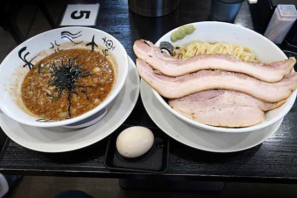 「つけ麺　1,250円＋半熟紅花たまご　180円」@食堂 はせ川の写真