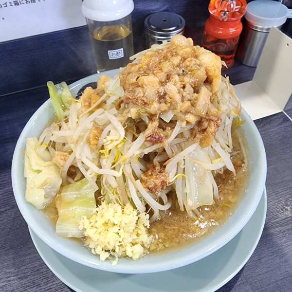 「ラーメン半分＋ブタマシ＋ヤサイマシ」@オリバーヌードルの写真
