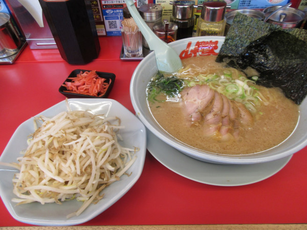 「醤油チャーシューメン中盛（１１１０円）＋もやし×３　４２０円」@ラーメン山岡家 阿見店の写真