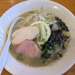 鮮魚と煮干し白湯   950円