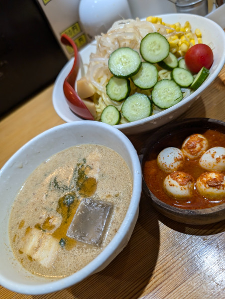 「すったて風つめた〜いみそつけめん＆チンピラ玉子」@味噌麺処 花道庵 北参道店の写真