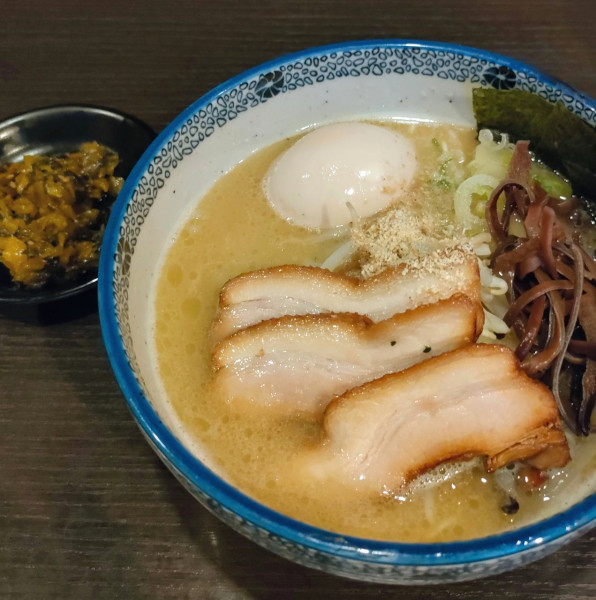 「特製豚骨ラーメン 塩、高菜」@三鷹食堂いなりの写真