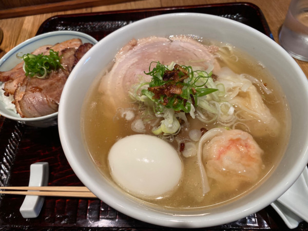 「塩らー麺特製A＋叉焼のせご飯」@らー麺 本間の写真