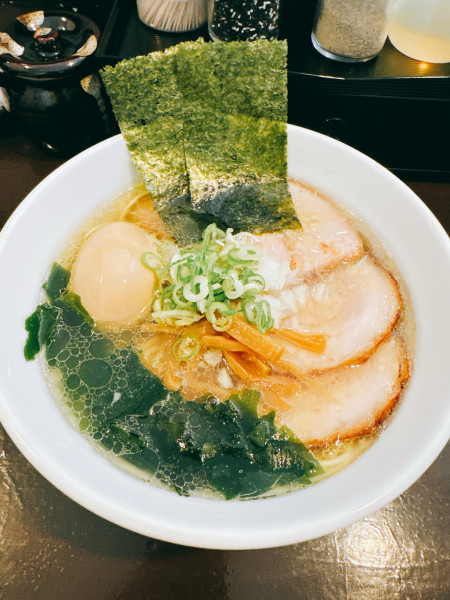 「特製琥珀塩ラーメン」@中華そば 弥栄の写真