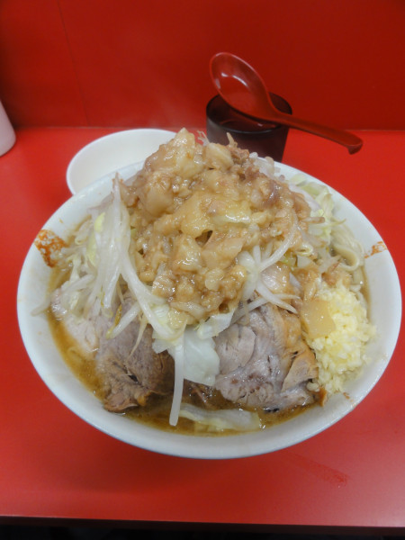 「小850円NA　高級生卵100円」@ラーメン二郎 一橋学園店の写真