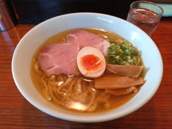 「中華そば（平麺）700円」@讃岐の朝ラーメン 本店の写真