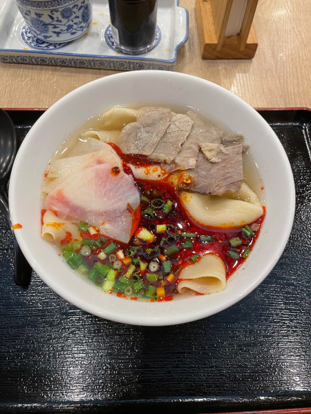 「蘭州牛肉麺(990円)スーパー太帯麺」@中国蘭州牛肉ラーメン 国壱麺 関内店の写真