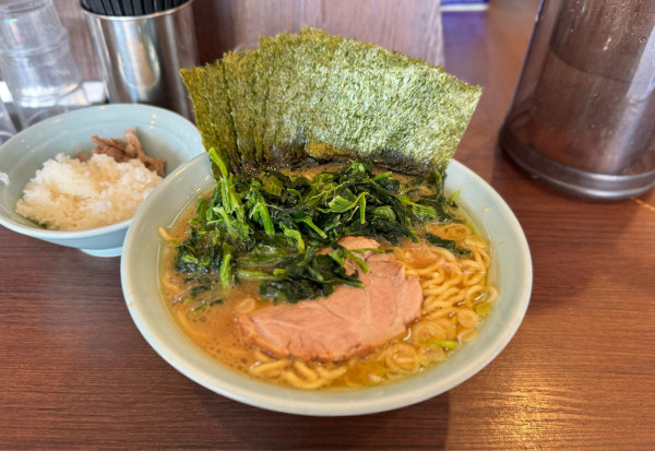 「中ラーメン、海苔、ホウレン草、半ライス」@ラーメン 小村の写真