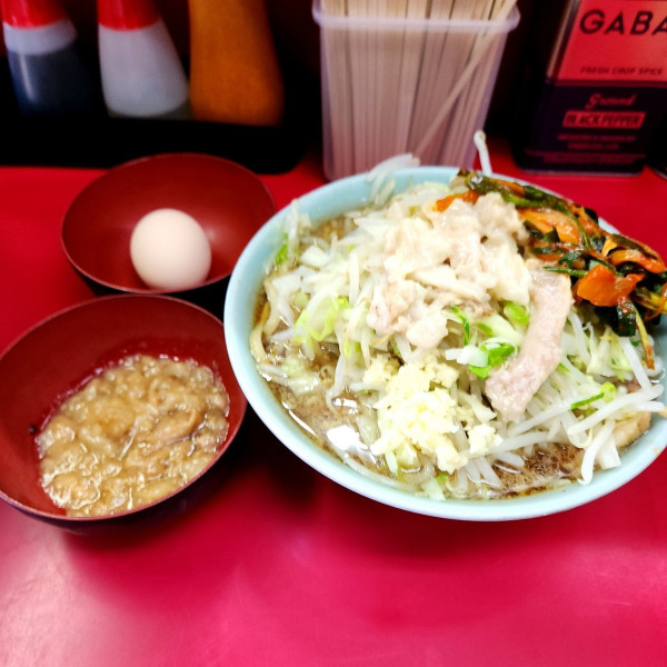 「小ラーメン 生卵、甘～い脂、ピリ辛にらだれ」@ラーメン二郎 中山駅前店の写真