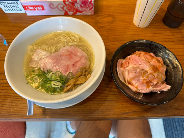 「塩そば（並盛・145g）900円＋ポーク飯（小）400円」@大河の雫の写真