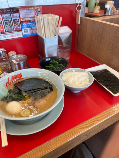 「醤油ラーメン　ほうれん草　海苔　半ライス」@ラーメン山岡家 春日部店の写真