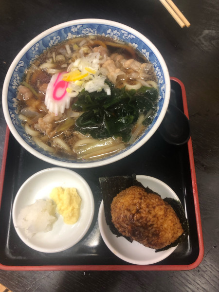 「イベリコ豚うどんと味噌オニギリ」@谷在家そば処 吉田屋の写真